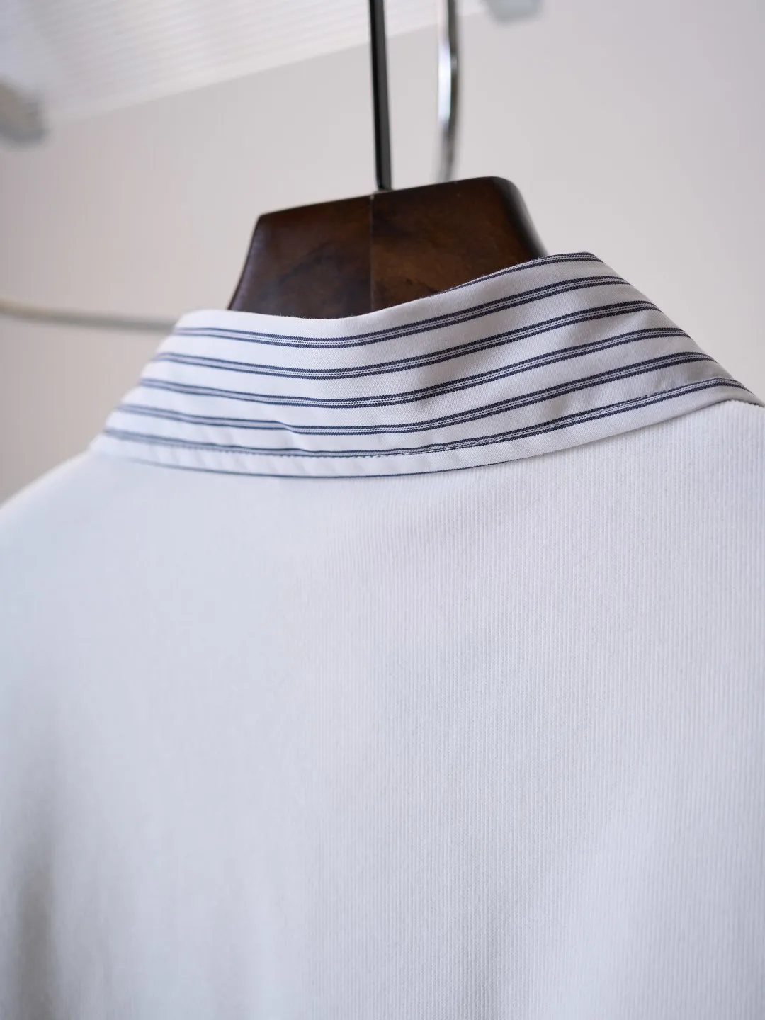 [Real auction] Acne Studios embroidered striped long-sleeved Polo shirt [In Stock] S M L Striped contrasting lapels hide layered ingenuity. Matte soft light covers plain texture. Retro spontaneity and minimalist restraint coexist in a harmonious symbiosis between neat lines, showing relaxed and elegant style. Imported machine embroidery technology is used. Advanced computer control system and precise mechanical parts are used to realize the Acne Studios logo work. High precision. The lines are smooth and delicate. The fabrics have been fermented and washed. They have a better hand feel and texture. They are not easy to deform, shrink or fade. Maintains long-lasting beauty with a loose fit